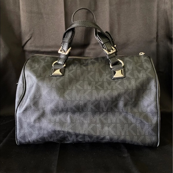 Authentic Michael Kors Leather E1209 - Picture 3 of 12